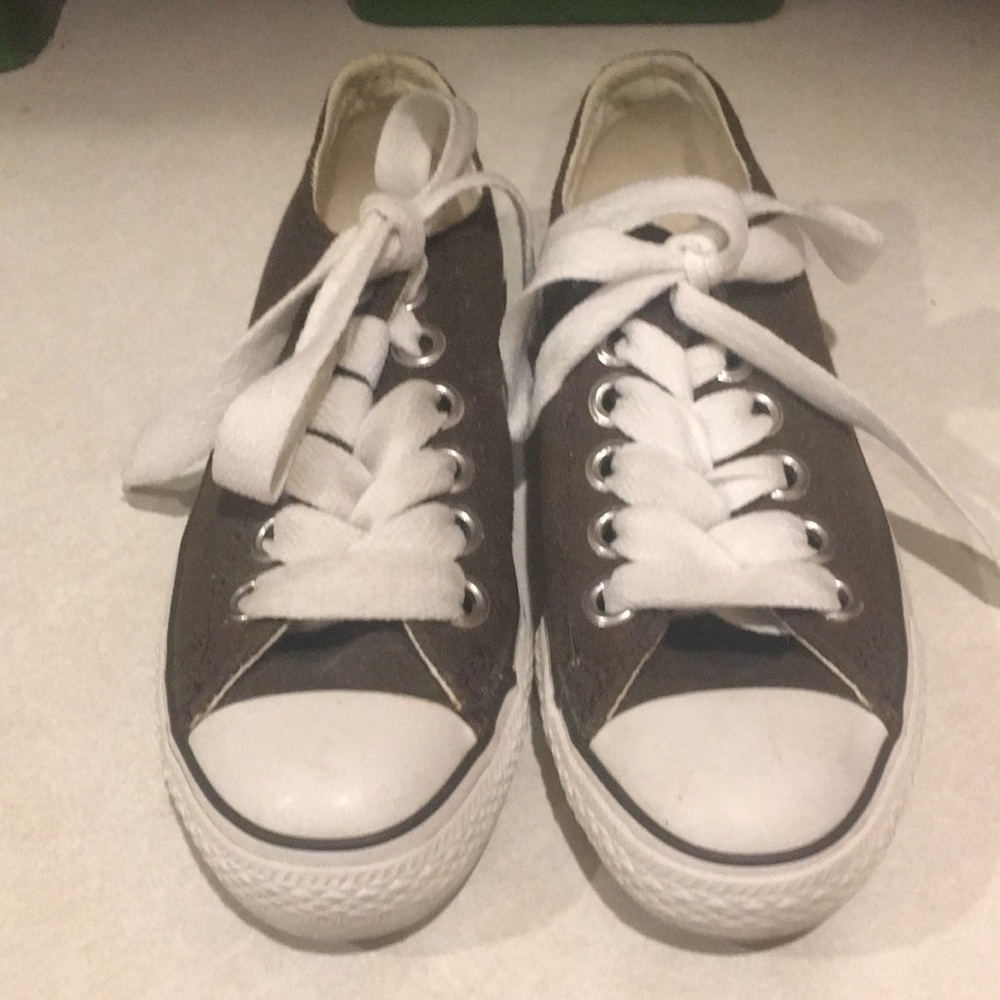 Like new brown converse wore once men5 women7